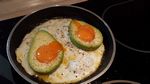 Lecker Fr&uuml;hst&uuml;ck: Avocado-Spiegelei
