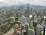 Blick vom KL-Tower der ca. 275 Meter hoch liegenden sich drehenden Restaurant-Plattform