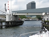 Durch die Br&uuml;cke ins Oosterdock